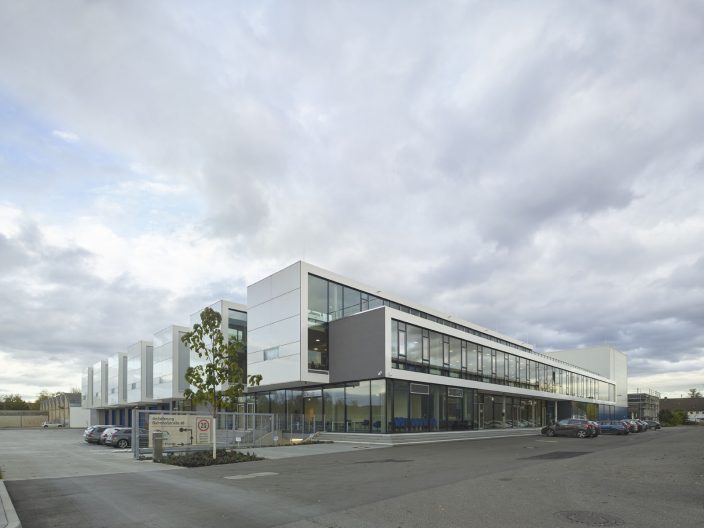 SW: Totale Headquarter Chemoform, Aussenansicht Neubau Verwaltung, Lager und Logistik