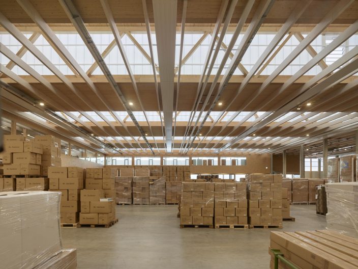 EG: Lagerhalle Headquarter Chemoform, Innenansicht Lagerhalle, Konstruktion in Holzbauweise