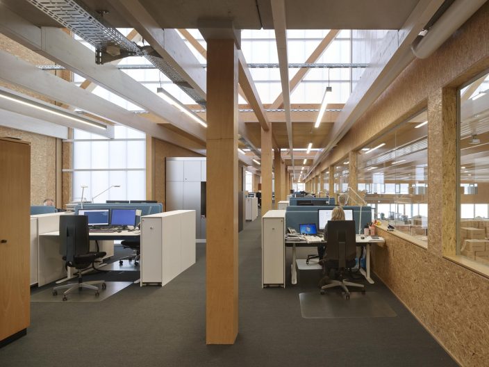 1.OG: Buero Galerie Headquarter Chemoform, Bueros im Galeriegeschoss mit Blick auf die Lagerhalle