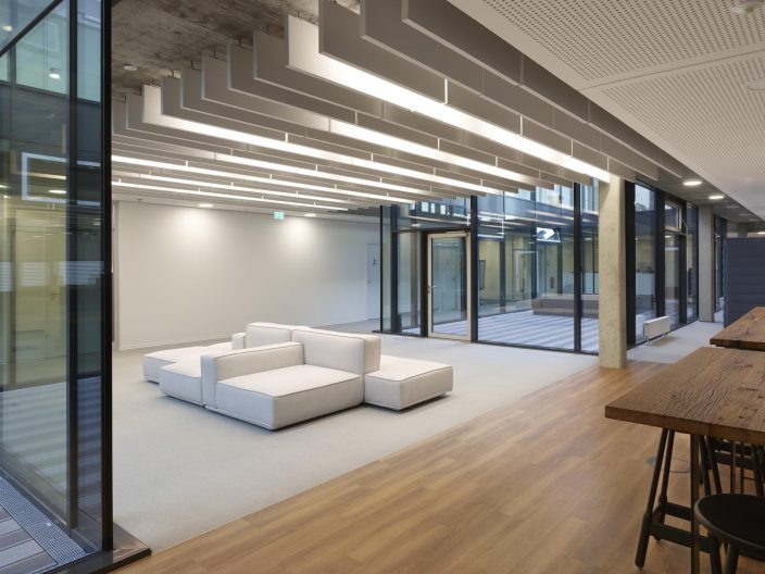 1.OG: Wartezone Headquarter Chemoform, Innenperspektive Wartezone
