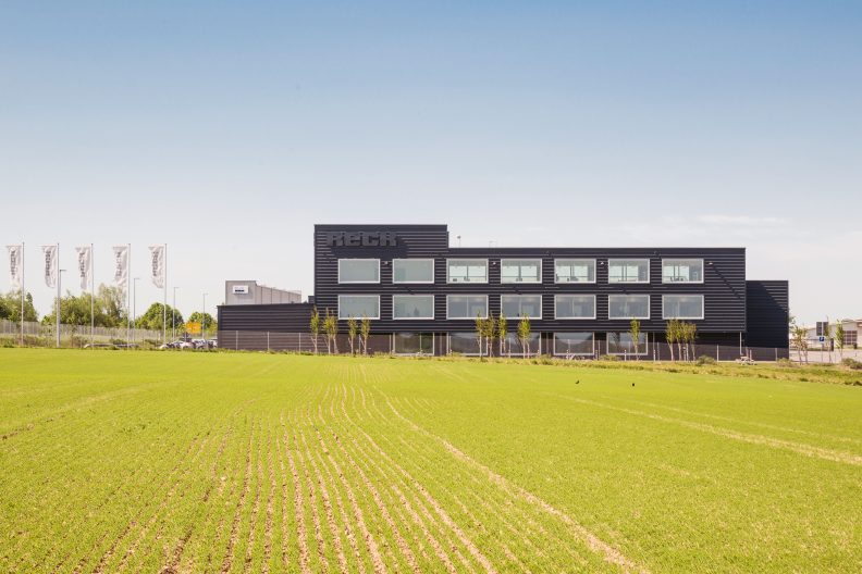 Industriegeb&auml;ude f&uuml;r Medizintechnik, Aussenansicht
