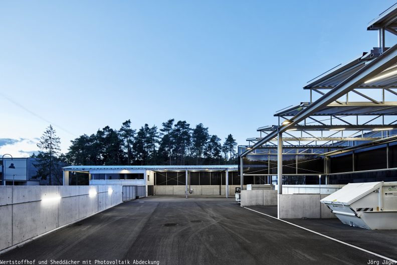 Wertstoffhof Morgenstelle, Au&szlig;enansicht Shedd&auml;cher mit Photovoltaik Abdeckung