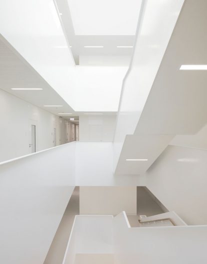 Forschungszentrum MAIN, TU Chemnitz, wei&szlig;es Treppenhaus