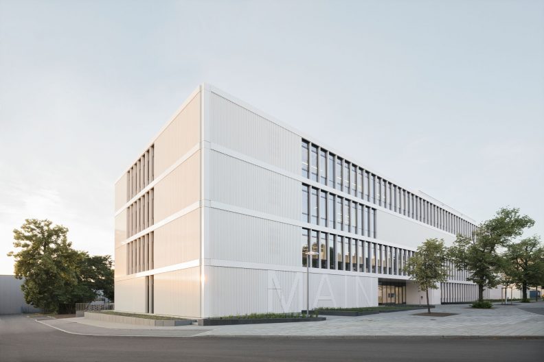 Forschungszentrum MAIN, TU Chemnitz, Aussenansicht Stra&szlig;enseite mit Hauptzugang