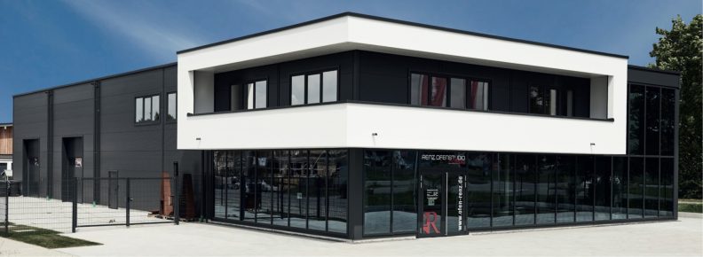 Ausstellung mit B&uuml;ro und Lager, Aussenansicht