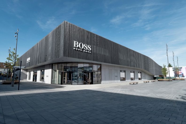 B84_BOSS Outlet Metzingen_Fassade Boss Outlet Metzingen, Aussenansicht