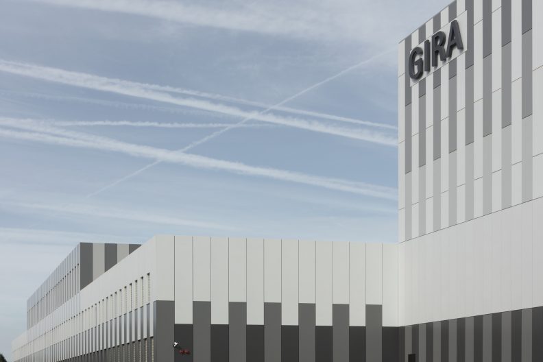 Gira Unternehmenssitz Au&szlig;enperspektive der farblich oszillierenden Blechfassade