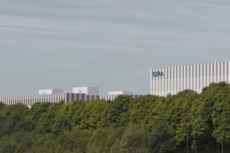 Gira Unternehmenssitz Au&szlig;enperspektive Geb&auml;udekomplex, der Industriebau f&uuml;gt sich in die H&uuml;gellandschaft des Bergischen Landes