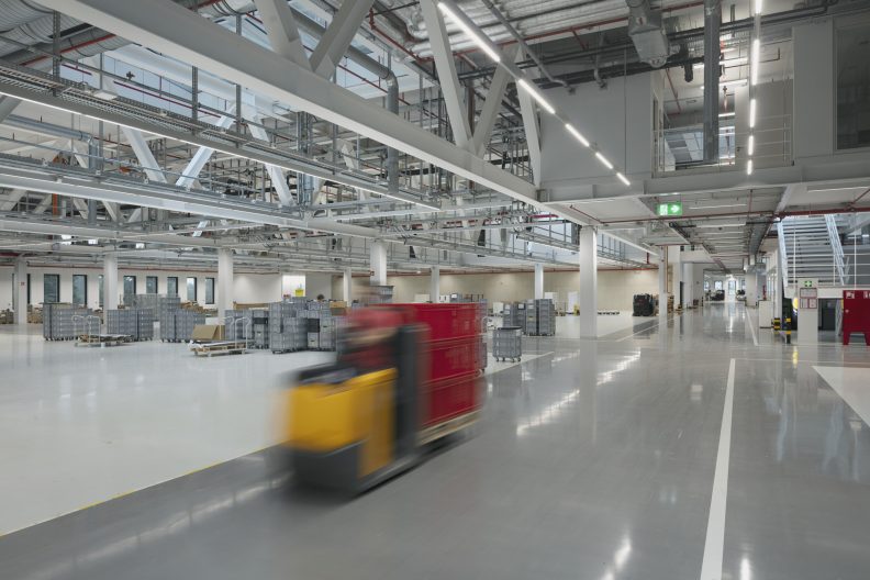 Gira Unternehmenssitz Innenperspektive Eingeh&auml;ngtes Mezzaningeschoss &uuml;ber der zentralen Erschlie&szlig;ungsachse im Produktionsbereich