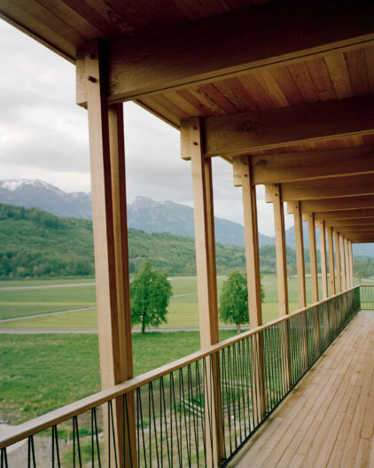 Perspektive Laubengang mit Blick in die Natur B&uuml;rohaus K&uuml;ng in Alpnach