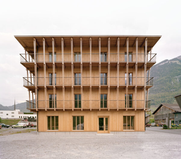 Au&szlig;enperspektive Frontalansicht von B&uuml;rohaus K&uuml;ng in Alpnach