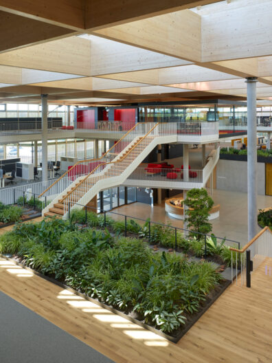 Innenperspektive Atrium mit Blick auf verbindende Erschlie&szlig;ung, Logistikzentrum mit Verwaltung Promega