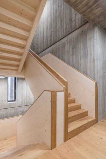 Innenperspektive Treppenhaus als Kombination aus Holz und Beton im S&auml;gewerk Ziegler