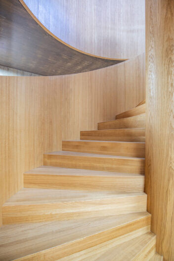 Innenperspektive Treppe aus Holz im S&auml;gewerk Ziegler