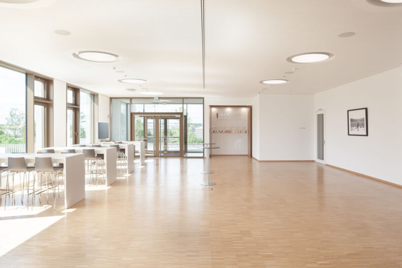 Innenperspektive Foyer mit Sitzm&ouml;glichkeiten und Garderobe im Demo- und Konferenzcenter Fa. Audio Pro
