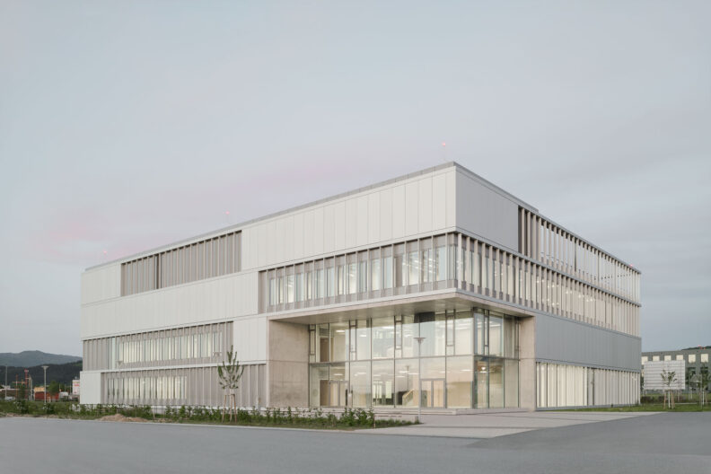 Au&szlig;enperspektive der Albert-Ludwigs-Universit&auml;t Freiburg, Neubau Forschungsgeb&auml;ude IMBIT (Institute for Machine-Brain Interfacing Technology)