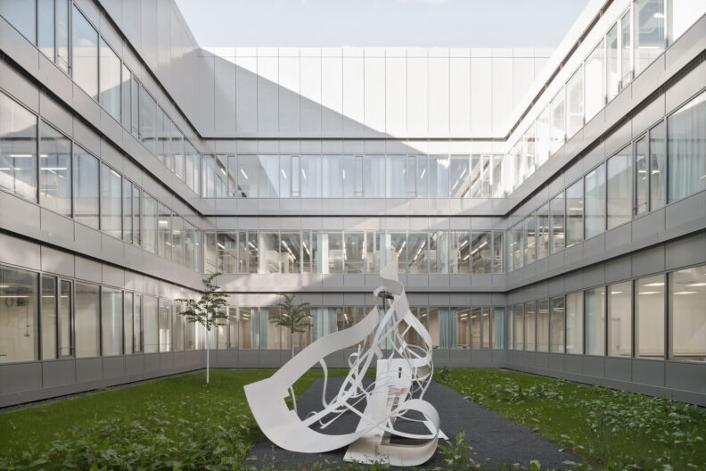 Perspektive des nach oben offenen Innenhofes der Albert-Ludwigs-Universit&auml;t Freiburg, Neubau Forschungsgeb&auml;ude IMBIT (Institute for Machine-Brain Interfacing Technology)