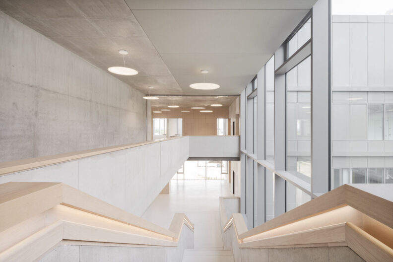 Innenperspektive Foyer angrenzend an doppelgeschossige Galerie mit repr&auml;sentativer Treppe, Albert-Ludwigs-Universit&auml;t Freiburg, Neubau Forschungsgeb&auml;ude IMBIT (Institute for Machine-Brain Interfacing Technology)
