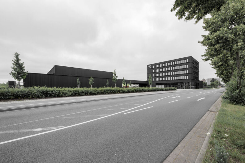 Au&szlig;enperspektive von Stra&szlig;e aus weiterer Entfernung des DBFZ Technikum Deutsches Biomasseforschungszentrum