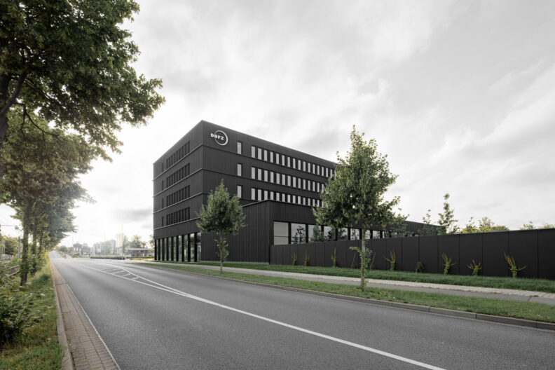 Au&szlig;enperspektive von Stra&szlig;e des DBFZ Technikum Deutsches Biomasseforschungszentrum