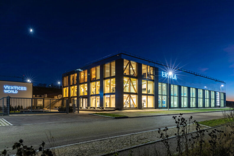 Au&szlig;enperspektive seitlich bei Nacht B&uuml;ro- und Produktionsgeb&auml;ude Fa. Envola Ulm