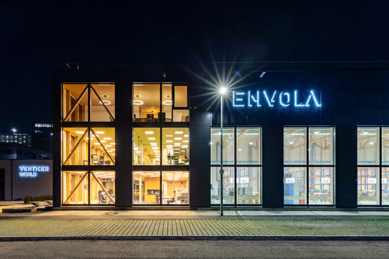 Au&szlig;enperspektive frontal bei Nacht B&uuml;ro- und Produktionsgeb&auml;ude Fa. Envola Ulm