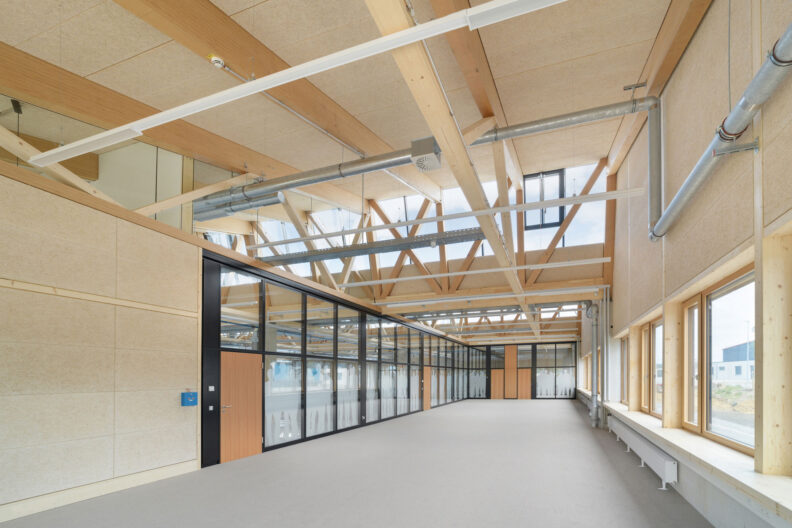 Innenperspektive lichtdurchflutete Erschlie&szlig;ungsfl&auml;che mit Blick in Produktionshalle und nach Au&szlig;en, Erweiterung Werk II Fa. elobau Leutkirch