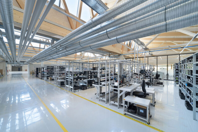 Innenperspektive Produktionshalle der Erweiterung Werk II Fa. elobau Leutkirch