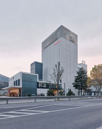 2022_B12_01_obermoser+partners+schlögl_pelletsspeicher-gutmann_schreyerdavid Außenperspektive mit sichtbarer Anlieferung des Gutmann Pellets Speicher - Transformation eines Silo