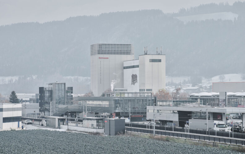 2022_B12_02_obermoser+partners+schlögl_pelletsspeicher-gutmann_schreyerdavid Außenperspektive im Winter des Gutmann Pellets Speicher - Transformation eines Silo