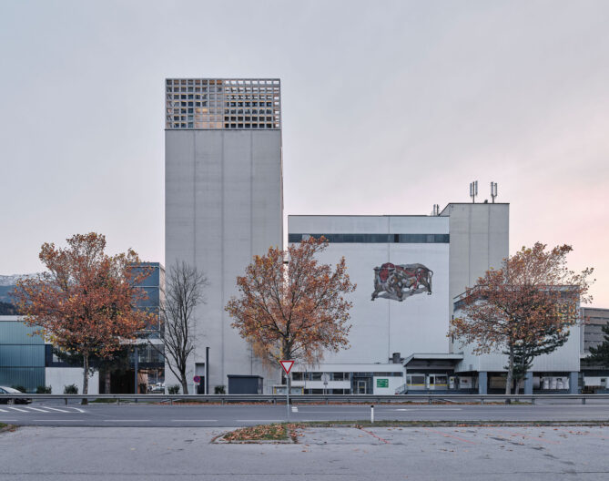 2022_B12_03_obermoser+partners+schlögl_pelletsspeicher-gutmann_schreyerdavid Außenperspektive Frontalansicht des Gutmann Pellets Speicher - Transformation eines Silo