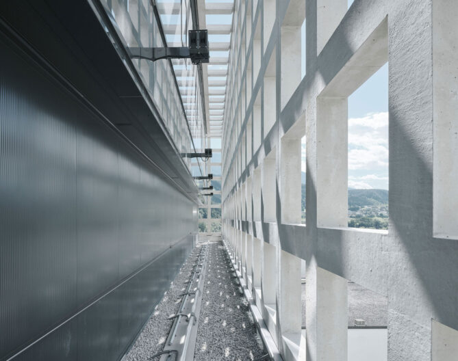 2022_B12_05_obermoser+partners+schlögl_pelletsspeicher-gutmann_schreyerdavid Außenperspektive Zwischenraum zwischen Gebäudehülle und vorgestellter Fassade des, Gutmann Pellets Speicher - Transformation eines Silo