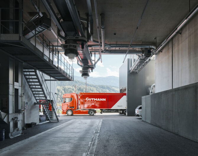 2022_B12_08_obermoser+partners+schlögl_pelletsspeicher-gutmann_schreyerdavid Außenperspektive überdachte Raum mit Ausblick auf Anlieferung des Gutmann Pellets Speicher - Transformation eines Silo