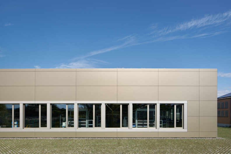 Au&szlig;enperspektive Closeup Fassade der Firmenzentrale Schweickert