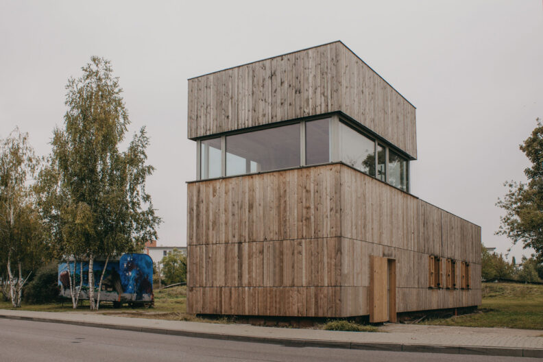 2022_B15_A-Z-Architekten_Stellwerk_Außenansicht3 Außenperspektive von Straßenseite des Kinder- und Jugendtreffs im ehemaligen Stellwerk