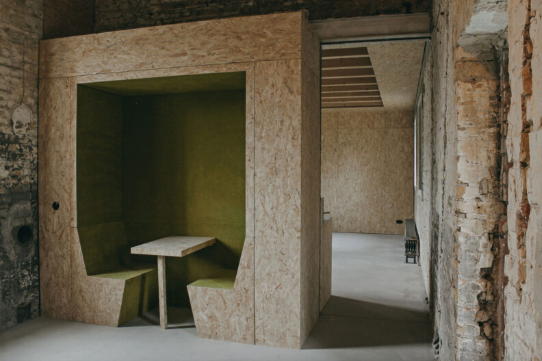 2022_B15_A-Z-Architekten_Stellwerk_Innenansicht2 Innenperspektive Sitznische aus OSB Platten im Kinder- und Jugendtreff im ehemaligen Stellwerk