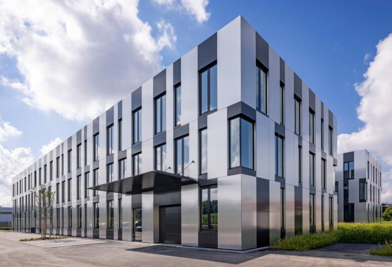Au&szlig;enperspektive beide identische B&uuml;roteile sichtbar, B&uuml;rogeb&auml;ude in Gilching