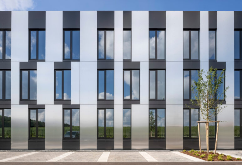 Au&szlig;enperspektive gleichm&auml;&szlig;ig rythmische Alu-Glas Fassade des B&uuml;rogeb&auml;udes in Gilching