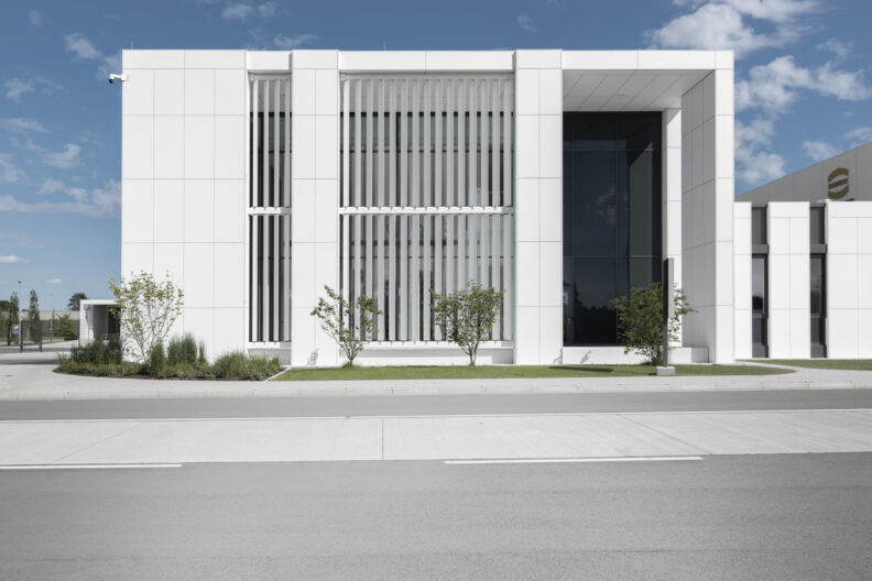 2022_B19_Harting-EDC-Espelkamp-Architecture-9s-3deluxe_09 Außenperspektive Straßenseite der HARTING European Distribution Center