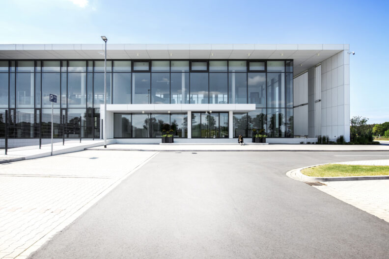 2022_B19_Harting-EDC-Verwaltungsbau-Espelkamp-Architektur-9s-3deluxe_03 Außenperspektive Haupteingang des HARTING European Distribution Center