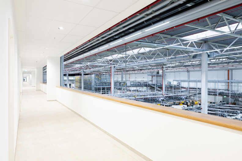 2022_B19_Harting-European-Distribution-Center-Espelkamp-Architecture-3deluxe-263 Innenperspektive Blickbeziehung von Flurerschließung in die Produktion des HARTING European Distribution Center