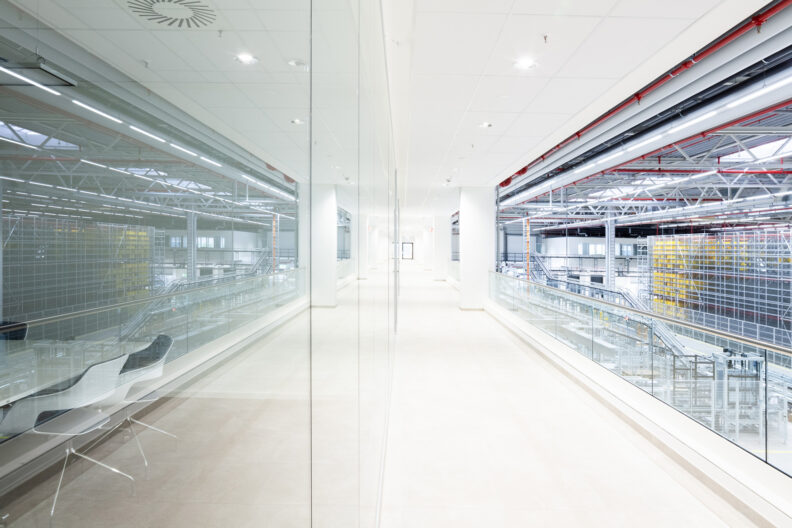 2022_B19_Harting-European-Distribution-Center-Espelkamp-Architecture-3deluxe-265 Innenperspektive Blickbeziehung zwischen Meetingräumen und Produktion des HARTING European Distribution Center