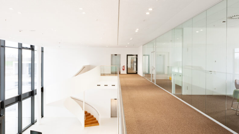 2022_B19_Harting-European-Distribution-Center-Espelkamp-Architecture-3deluxe-267 Innenperspektive Foyer in doppelgeschossigem Galeriegeschoss des HARTING European Distribution Center