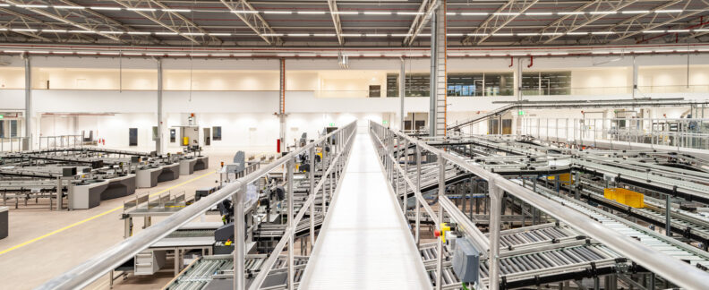2022_B19_Harting-European-Distribution-Center-Espelkamp-Architecture-3deluxe-99 Innenperspektive Durchwegung Produktion des HARTING European Distribution Center