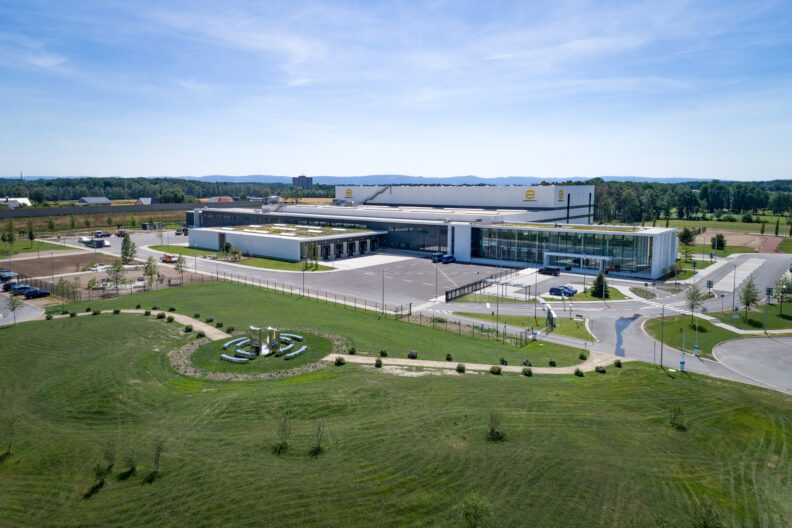 2022_B19_Harting-European-Distribution-Center-Espelkamp-Architecture-3deluxe-Luftaufnahme-6 Außenperspektive komplettes Gelände mit Grünflächen, HARTING European Distribution Center