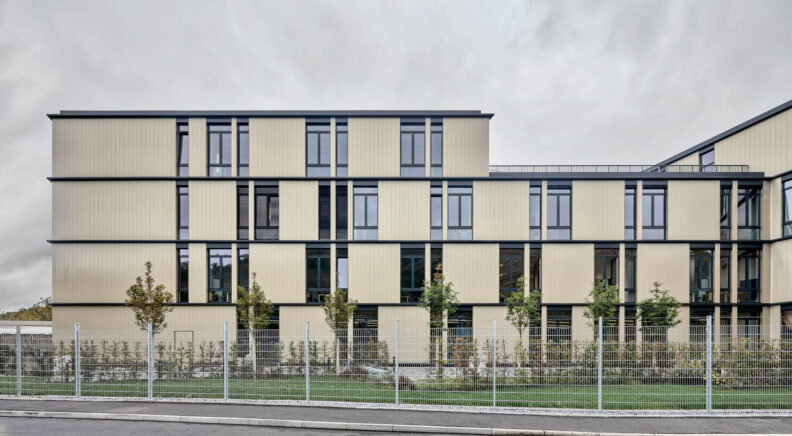 Au&szlig;enperspektive frontal Stra&szlig;enseite von AUSBILDUNGS- UND TRAININGSZENTRUM ENBW AG, ESSLINGEN