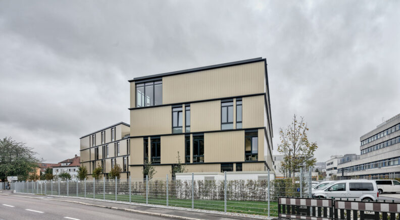 Au&szlig;enperspektive Stra&szlig;enseite von AUSBILDUNGS- UND TRAININGSZENTRUM ENBW AG, ESSLINGEN