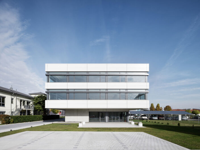 2022_B25_PLC_10-2021_0055 Außenperspektive Frontalansicht des Neubau der Firma PLC2 Design