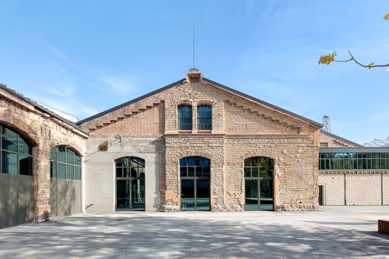 2022_B26_02-Wagenhallen-Stuttgart-Daniel-Stauch Außenperspektive Inneinandergreifen von ursprünglicher und neuer Klinkerfassade der Wagenhallen Stuttgart