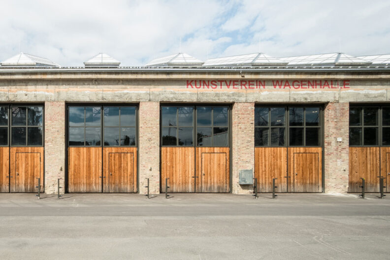 2022_B26_04_Wagenhallen-Stuttgart-Christian-Kroh Außenperspektive Hauptfassade der Künstlerateliers mit großen öffenbaren Holz - Glas Toren der Wagenhallen Stuttgart